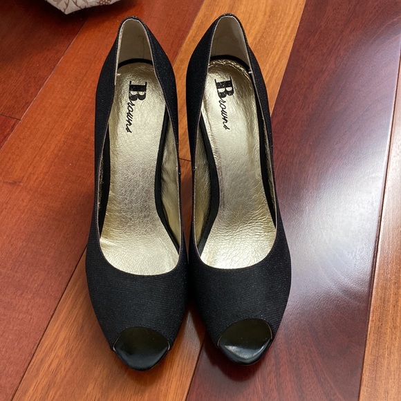 Elegant Brown’s black stilettos - Picture 3 of 7